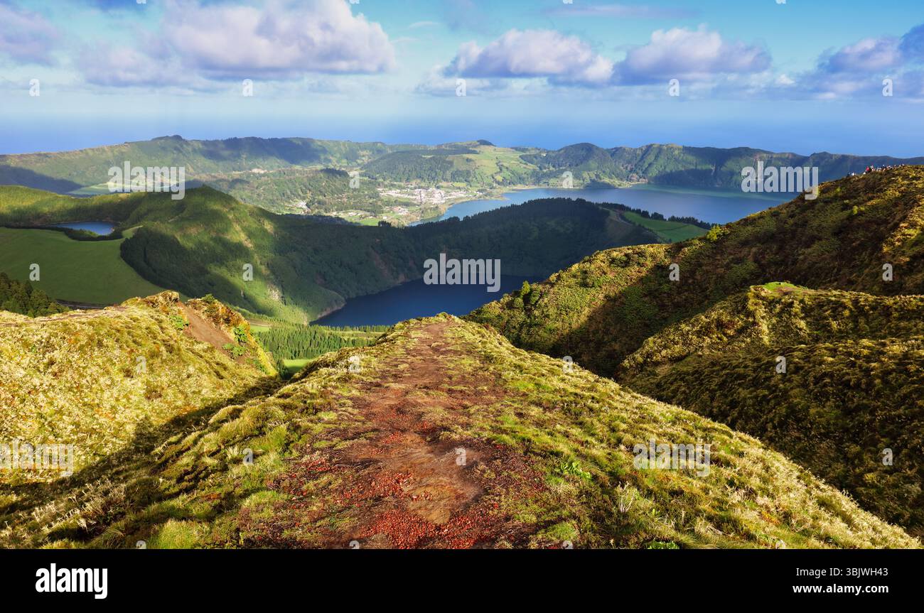 Sentier pédestre menant à une vue sur les lacs de Sete Cidades, Açores, Portugal Banque D'Images