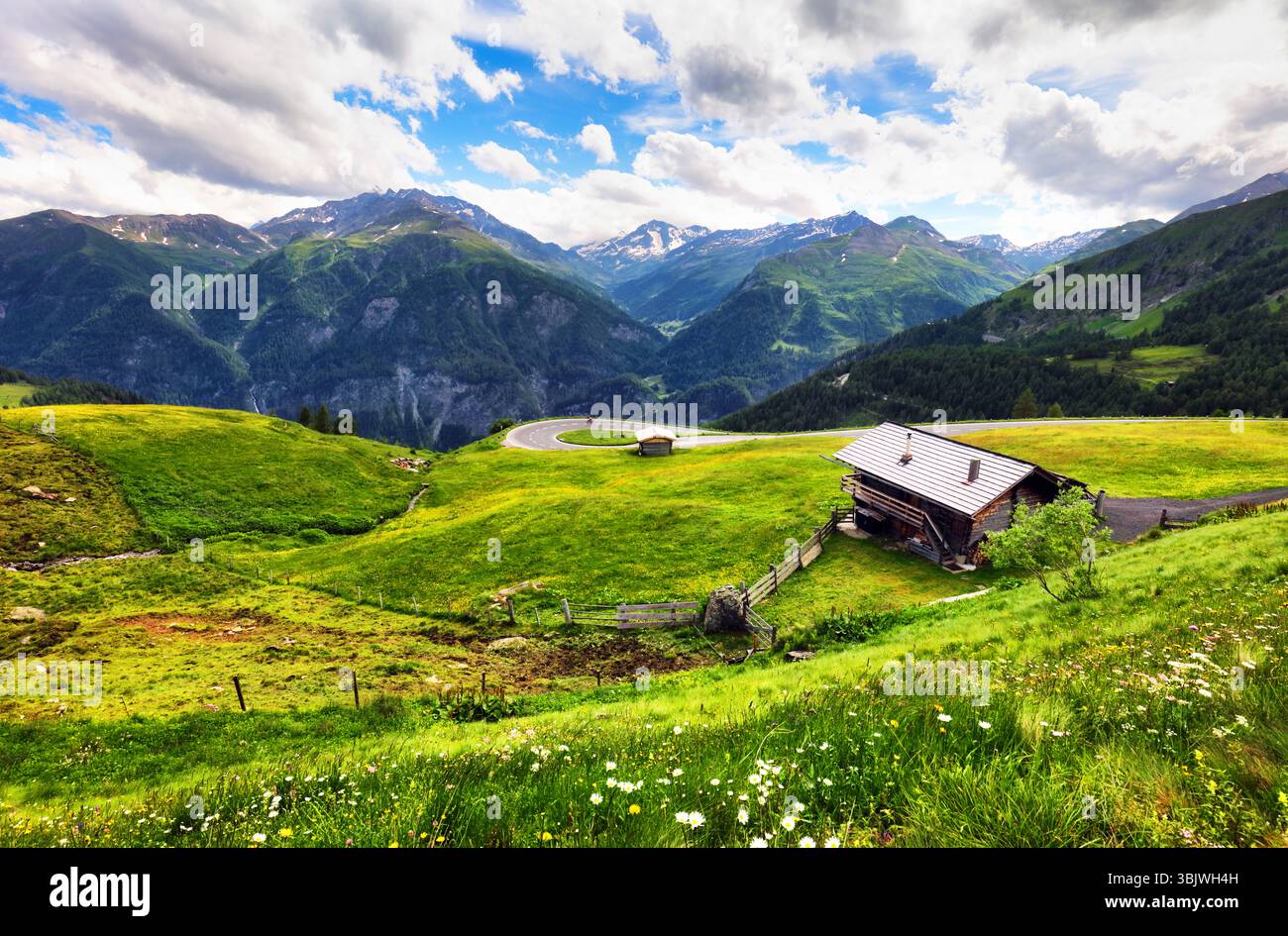 Cabine alpine traditionnelle autrichienne, Salzburger Land, Autriche. Hohe Tauren - Grossglockner High Alpine Road Banque D'Images