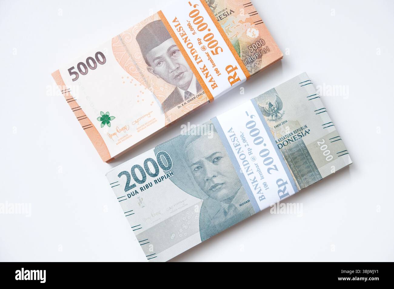 Pekanbaru, Indonésie - 21 mars 2025 : collection de billets de banque indonésiens en rupiah isolés sur fond blanc, focalisation sélective Banque D'Images