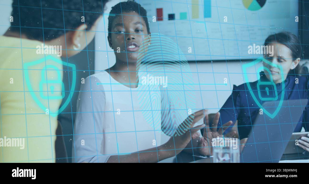 Montrant une femme afro-américaine pointant vers la tablette sur la table de conférence, icônes holographiques de sécurité Banque D'Images