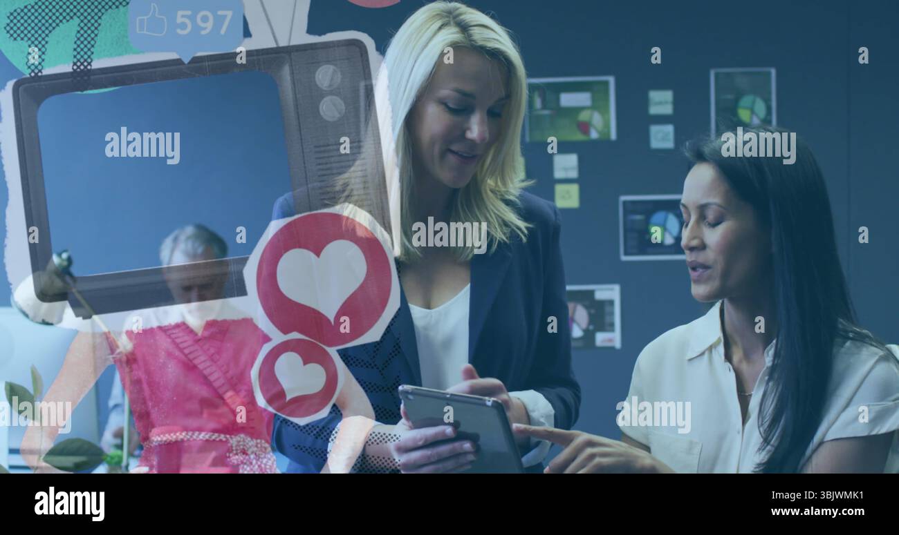 Collaboration de deux femmes matures examinant la tablette au bureau, avec superposition TV rétro et indicateurs sociaux Banque D'Images