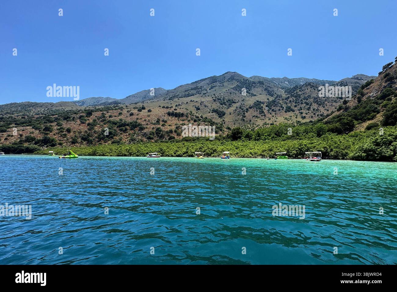 07.06.2025 , xsvx, Reise Urlaub, Griechenland Kreta emwir, v.l. Lake Kournas. Der Kournas-See griechisch ÎÎÎ¼Î½Î ÎºÎÏÖÏÎ½Î ist der einzige natürliche Süßwassersee auf Kreta. Er liegt in einem Tal umgeben von Bergen und üppigem Grün, etwa 4 km von Georgioupolis entfernt, in der Region Chania. Voir Kournas Kournas *** 07 06 2025 , xsvx, vacances de voyage, Grèce Crète emwir, v l Lac Kournas Lac Kournas grec Î ÎÎ¼Î½Î- ÎºÎÏÖÏÎ½Î est le seul lac naturel d'eau douce en Crète il est situé dans une vallée entourée de montagnes et de verdure luxuriante, à environ 4 km de Georgioupolis, dans le lac de la Canée Banque D'Images