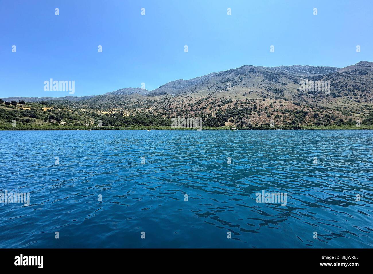 07.06.2025 , xsvx, Reise Urlaub, Griechenland Kreta emwir, v.l. Lake Kournas. Der Kournas-See griechisch ÎÎÎ¼Î½Î ÎºÎÏÖÏÎ½Î ist der einzige natürliche Süßwassersee auf Kreta. Er liegt in einem Tal umgeben von Bergen und üppigem Grün, etwa 4 km von Georgioupolis entfernt, in der Region Chania. Voir Kournas Kournas *** 07 06 2025 , xsvx, vacances de voyage, Grèce Crète emwir, v l Lac Kournas Lac Kournas grec Î ÎÎ¼Î½Î- ÎºÎÏÖÏÎ½Î est le seul lac naturel d'eau douce en Crète il est situé dans une vallée entourée de montagnes et de verdure luxuriante, à environ 4 km de Georgioupolis, dans le lac de la Canée Banque D'Images