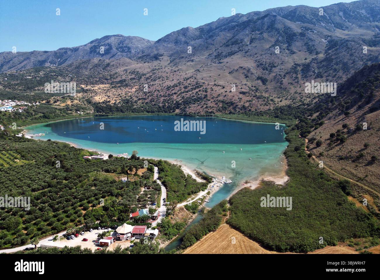07.06.2025 , xsvx, Reise Urlaub, Griechenland Kreta emwir, v.l. Lake Kournas. Der Kournas-See griechisch ÎÎÎ¼Î½Î ÎºÎÏÖÏÎ½Î ist der einzige natürliche Süßwassersee auf Kreta. Er liegt in einem Tal umgeben von Bergen und üppigem Grün, etwa 4 km von Georgioupolis entfernt, in der Region Chania. Voir Kournas Kournas *** 07 06 2025 , xsvx, vacances de voyage, Grèce Crète emwir, v l Lac Kournas Lac Kournas grec Î ÎÎ¼Î½Î- ÎºÎÏÖÏÎ½Î est le seul lac naturel d'eau douce en Crète il est situé dans une vallée entourée de montagnes et de verdure luxuriante, à environ 4 km de Georgioupolis, dans le lac de la Canée Banque D'Images