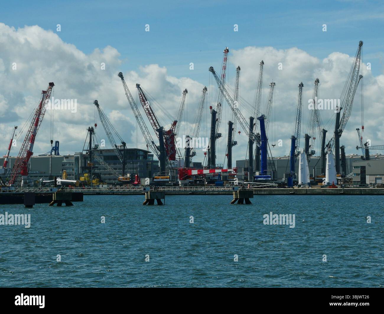 Grues lourdes dans le port de Rostock. Atmosphère industrielle et économie. Copier l'espace, espace pour les textes et les conceptions. Banque D'Images
