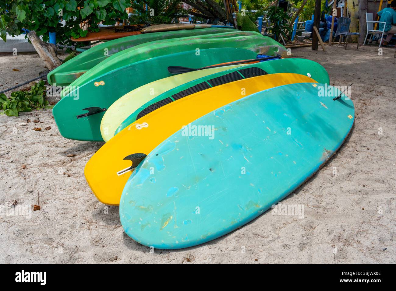 Bouquet de planches de surf sont empilées sur la plage. Les planches de surf sont vertes et jaunes. Les planches de surf ne sont pas utilisées Banque D'Images