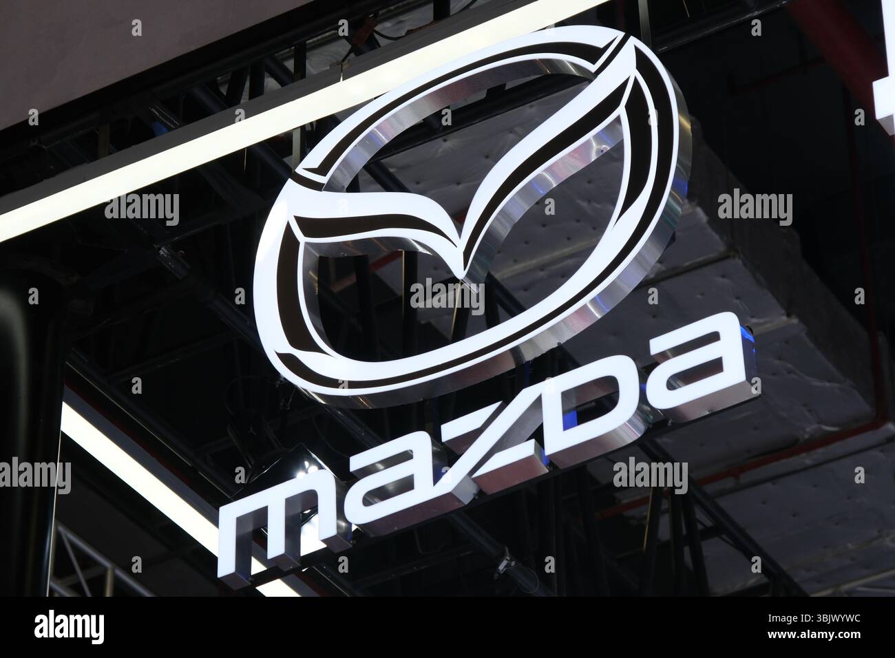 Shanghai, Chine-26 avril 2025 : logo Mazda Motor Corporation Banque D'Images