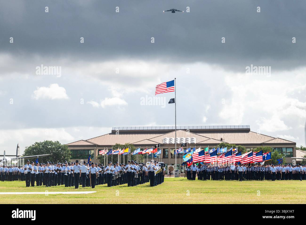 Un avion cargo C-17 Globemaster III de l'US Air Force survole le défilé de remise des diplômes de l'entraînement militaire de base, joint base San Antonio-Lackland, Texas, le 5 juin 2025. La cérémonie est l'un des trois événements de remise des diplômes pour l'US Air Force et Space Force BMT et signifie la transition de stagiaire à Airman ou Guardian. Le colonel Bryan M. Bailey, commandant de la 452e escadre de mobilité aérienne, Commandement de la réserve de la Force aérienne, base de réserve aérienne de March, Calif, a présidé la cérémonie en tant que responsable de la révision. (Photo de l'US Air Force par Brian Boisvert) Banque D'Images
