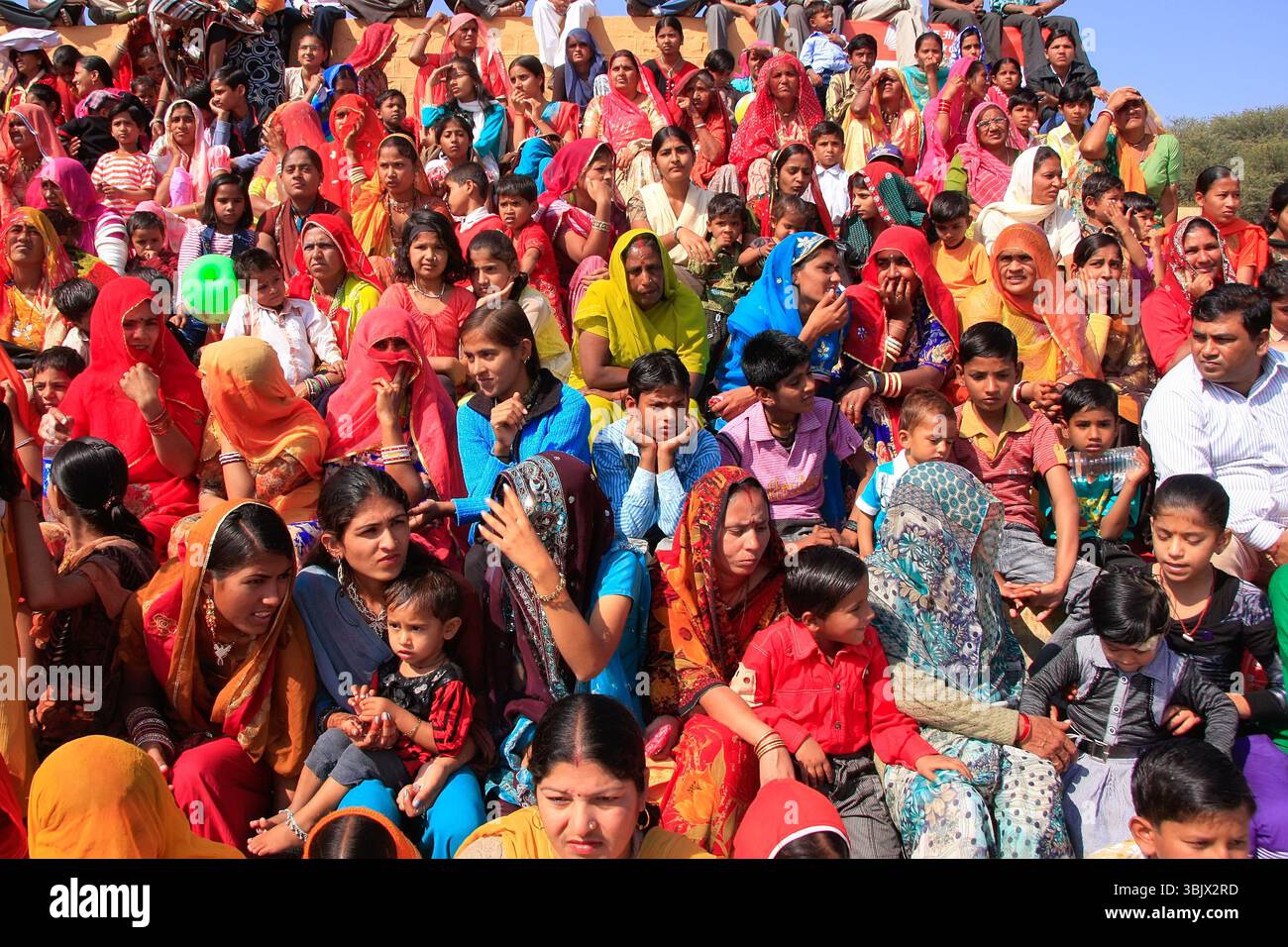 Population locale et touristes regardant Desert Festival Banque D'Images