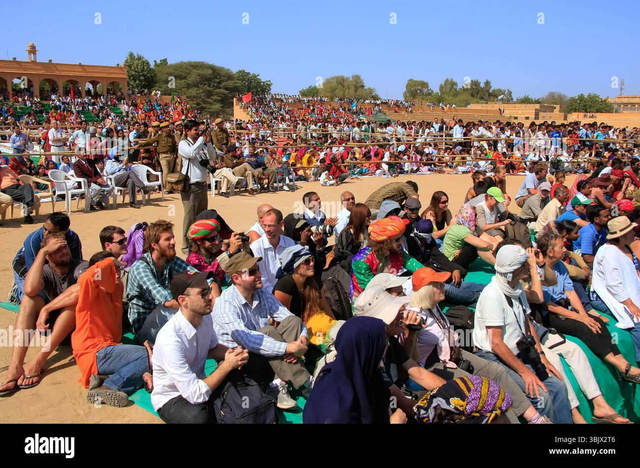 Population locale et touristes regardant Desert Festival Banque D'Images