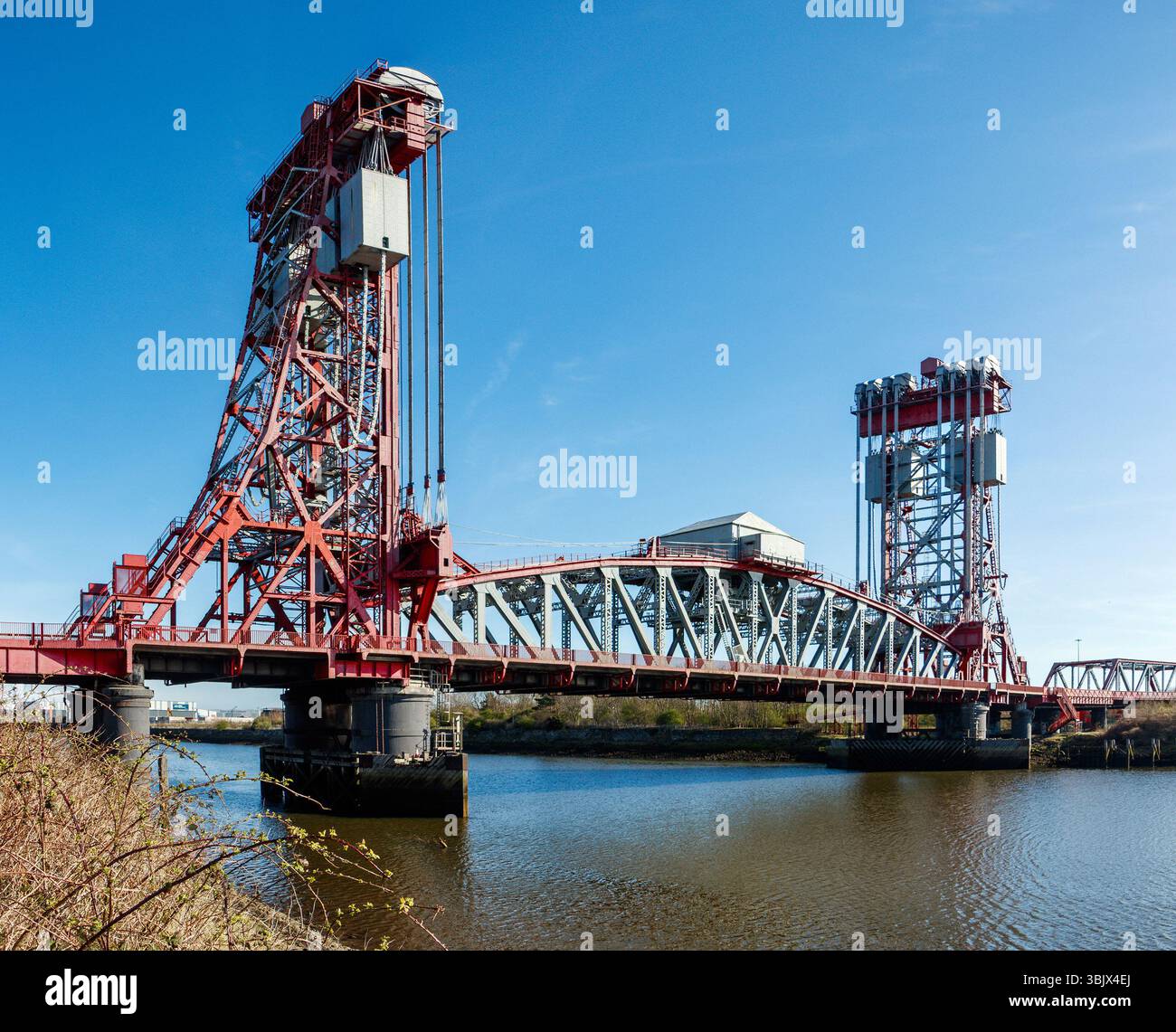 Red Tees Newport Bridge est un pont levant vertical au-dessus d'une rivière calme avec un ciel bleu clair montrant middlesbrough ingénierie complexe Banque D'Images
