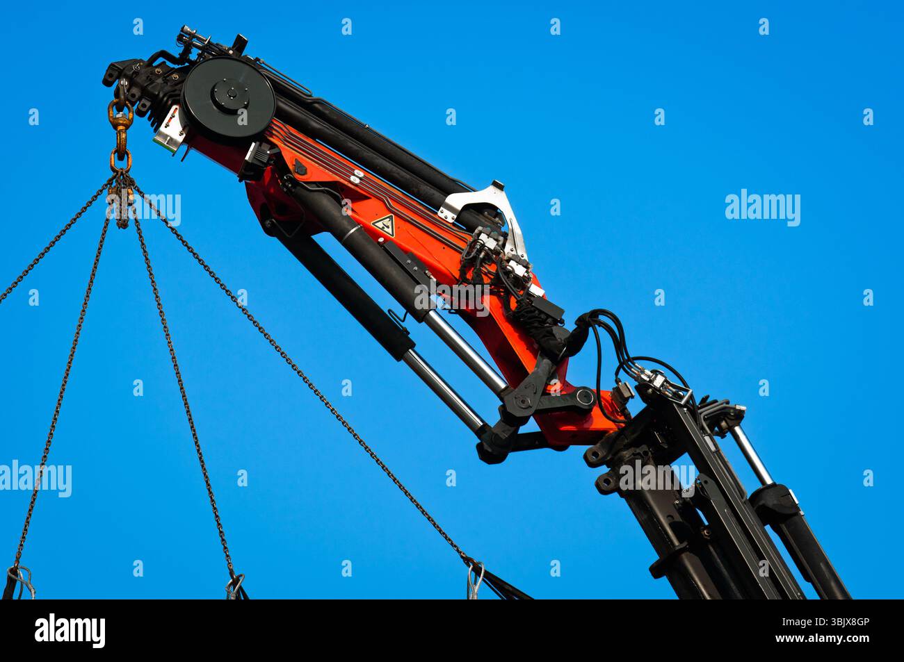 Grue industrielle pneumatique contre ciel bleu Banque D'Images