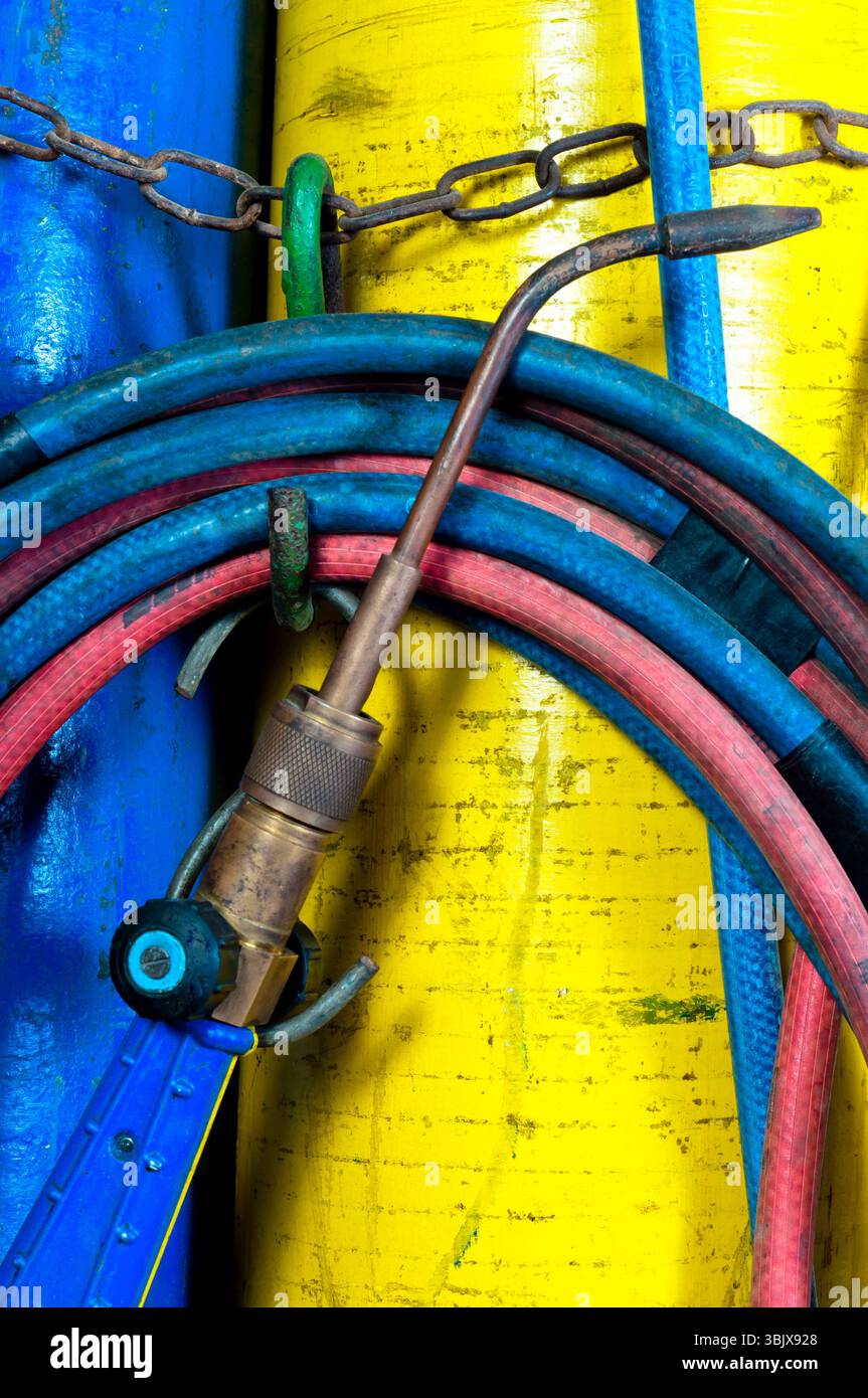 Outil de soudage industriel avec tuyaux et barils Banque D'Images