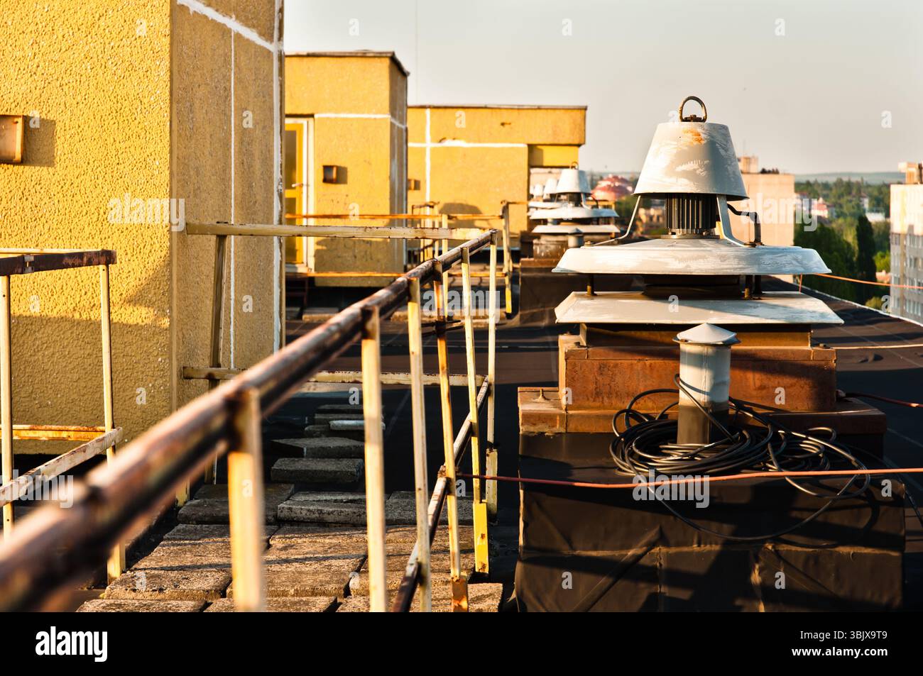 Toit d'un bâtiment abandonné, avec évents de ventilation et chemin Banque D'Images