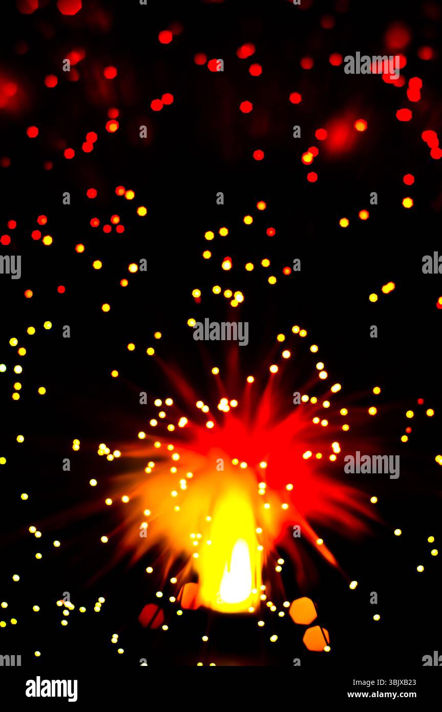 Des lumières abstraites sur fond sombre Banque D'Images