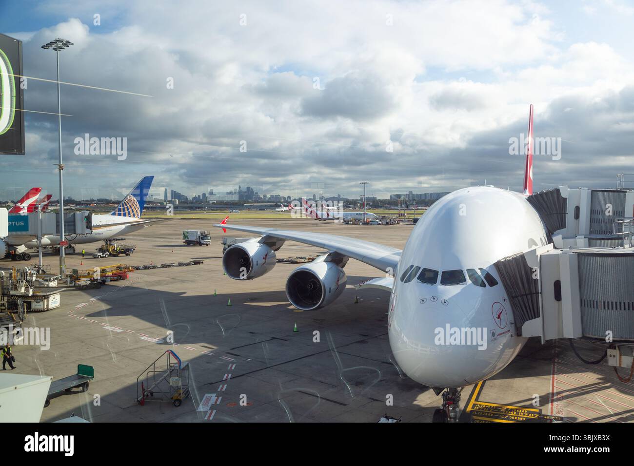 Un Airbus A380-800 de Qantas stationne à la porte d'embarquement de l'aéroport international Kingsford Smith Banque D'Images