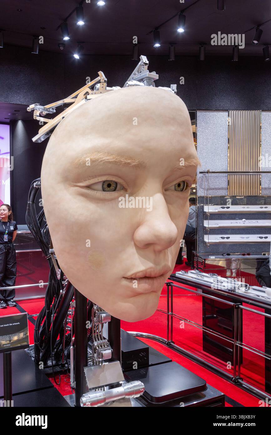 Un visage de robot géant, une installation artistique du Gentle Monsters’ Robotics Lab à l’aéroport international de Sydney Banque D'Images
