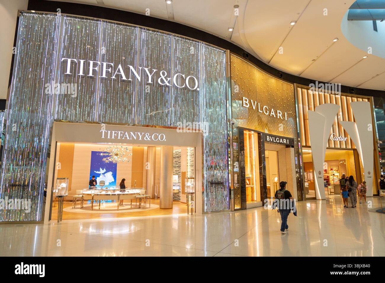 Les gens qui font du shopping et se déplacent dans la zone hors taxes de l'aéroport de Sydney Banque D'Images