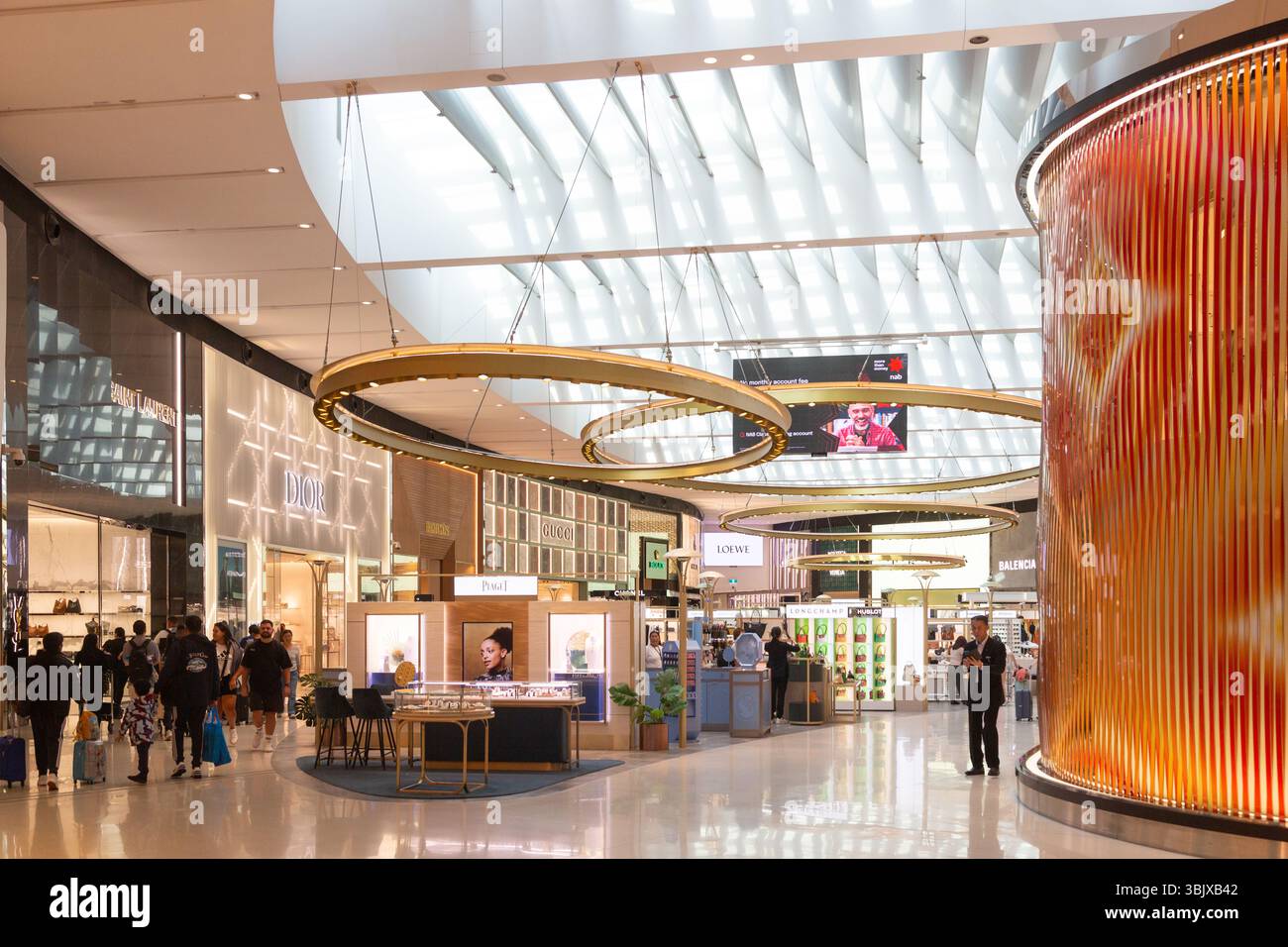 Les gens qui font du shopping et se déplacent dans la zone hors taxes de l'aéroport de Sydney Banque D'Images