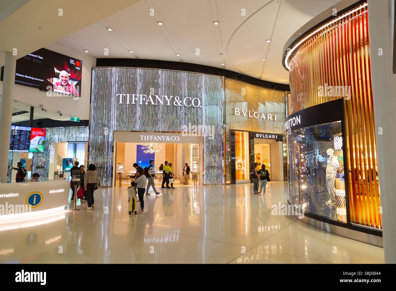 Les gens qui font du shopping et se déplacent dans la zone hors taxes de l'aéroport de Sydney Banque D'Images