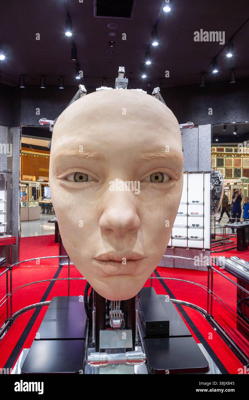 Un visage de robot géant, une installation artistique du Gentle Monsters’ Robotics Lab à l’aéroport international de Sydney Banque D'Images