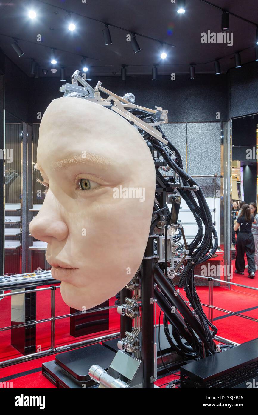 Un visage de robot géant, une installation artistique du Gentle Monsters’ Robotics Lab à l’aéroport international de Sydney Banque D'Images