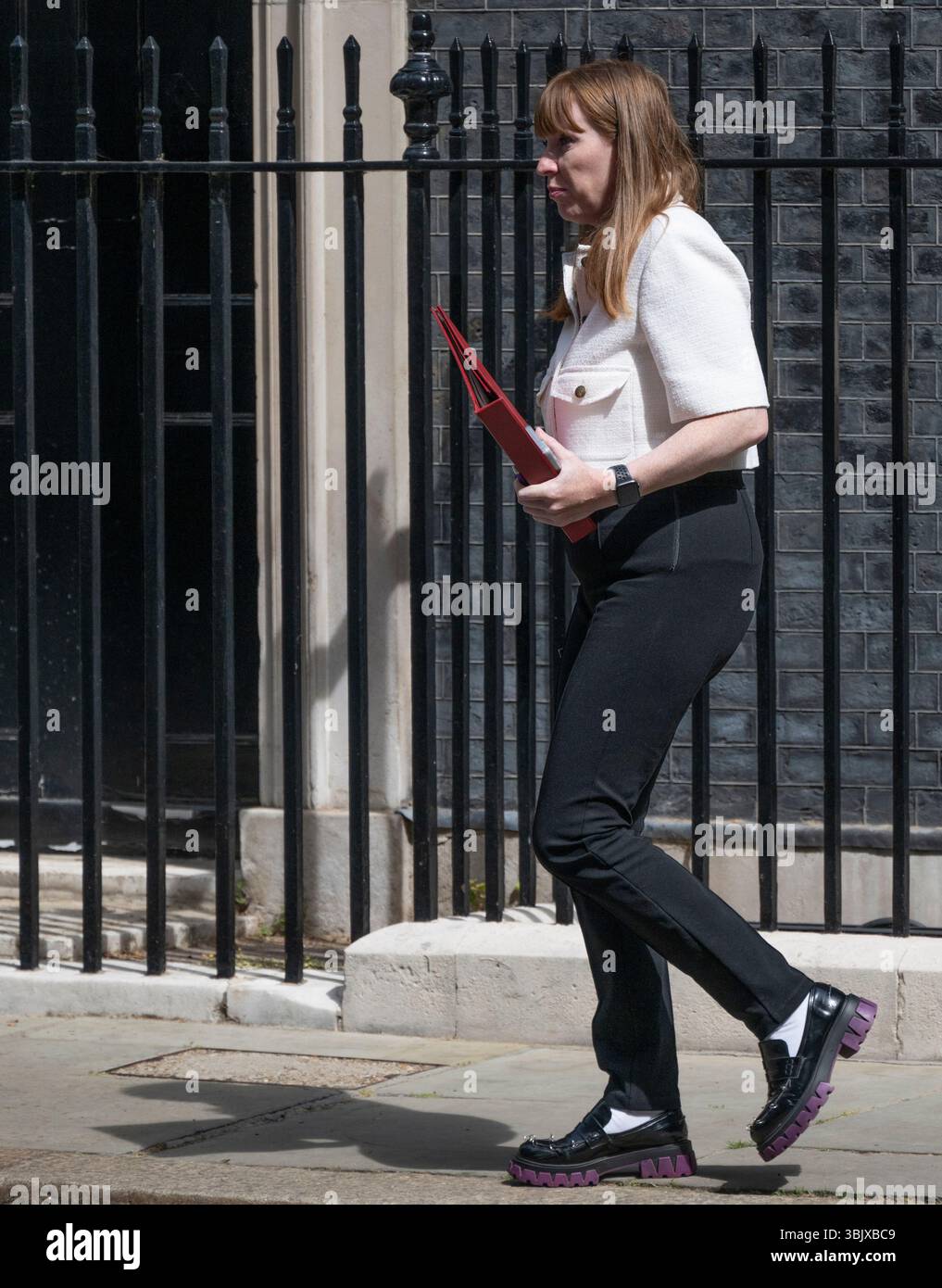 Londres, Royaume-Uni. 17 juin 2025. Angela Rayner, députée, secrétaire d’État chargée du nivellement, du logement et des collectivités et vice-première ministre quitte le 10, rue Downing après avoir présidé la réunion hebdomadaire du Cabinet pendant que le premier ministre Keir Starmer assiste au sommet du G7 au Canada. Crédit : Malcolm Park/Alamy Live News crédit : Malcolm Park/Alamy Live News Banque D'Images