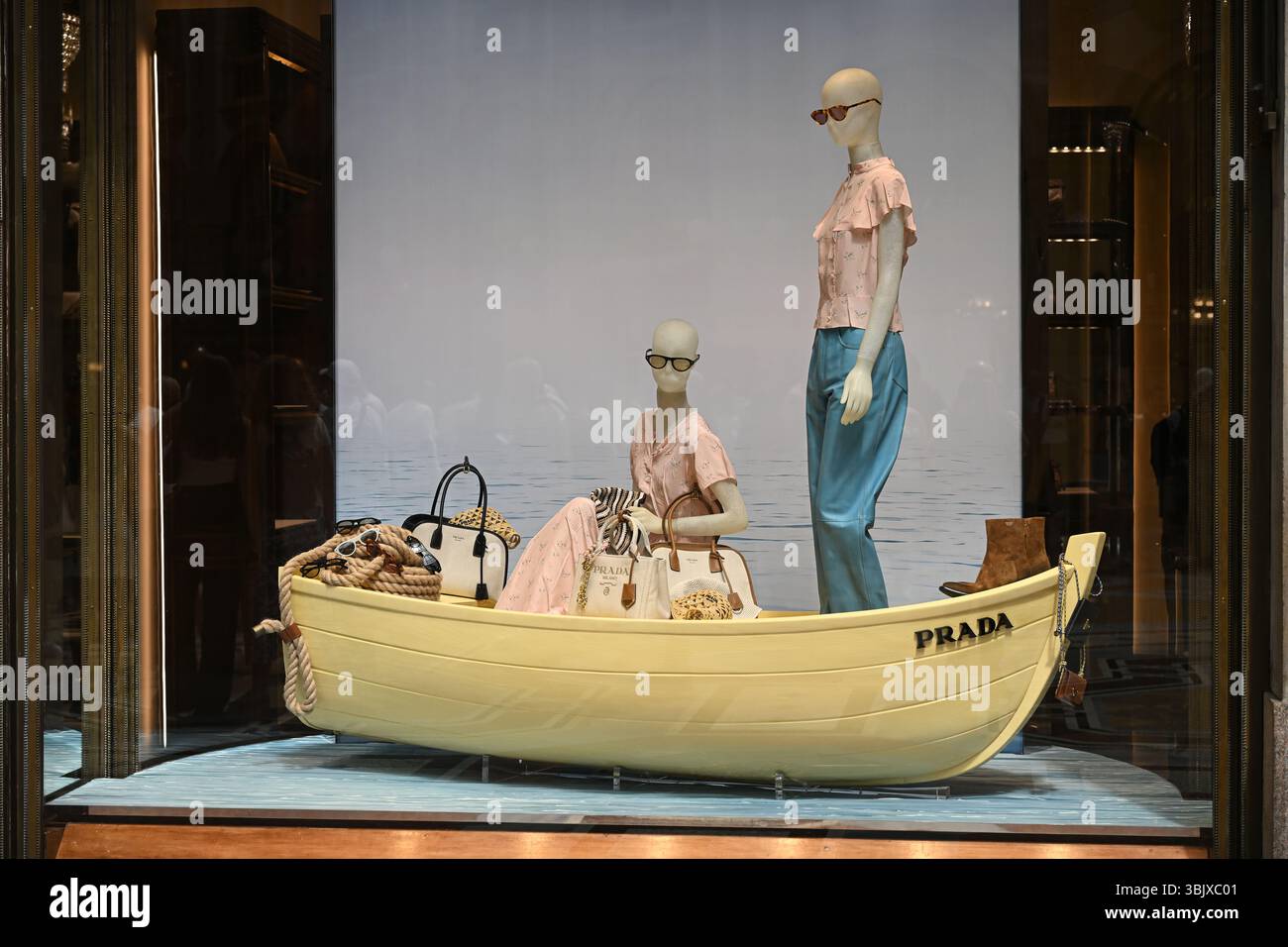 Milan, Italie - 17 juin 2025 : les produits sont exposés dans les vitrines de luxe Prada de la galerie Galleria Vittorio Emanuele II devant Mila Banque D'Images