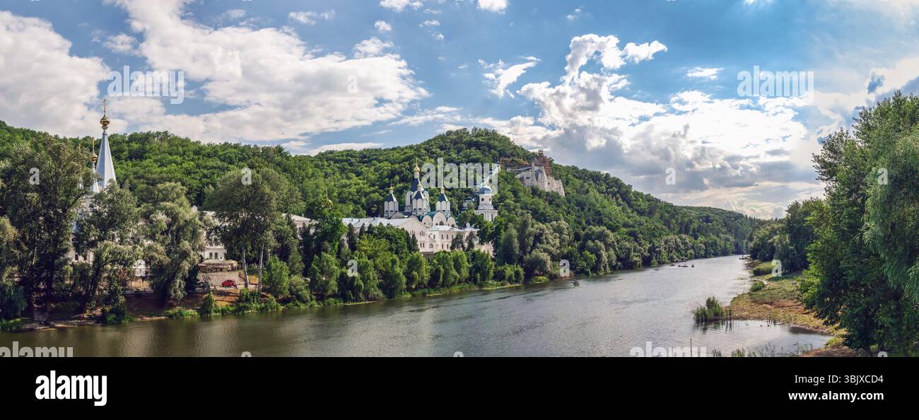 Rivière Seversky Donets près de la lavra de Svyatogorsk en Ukraine Banque D'Images
