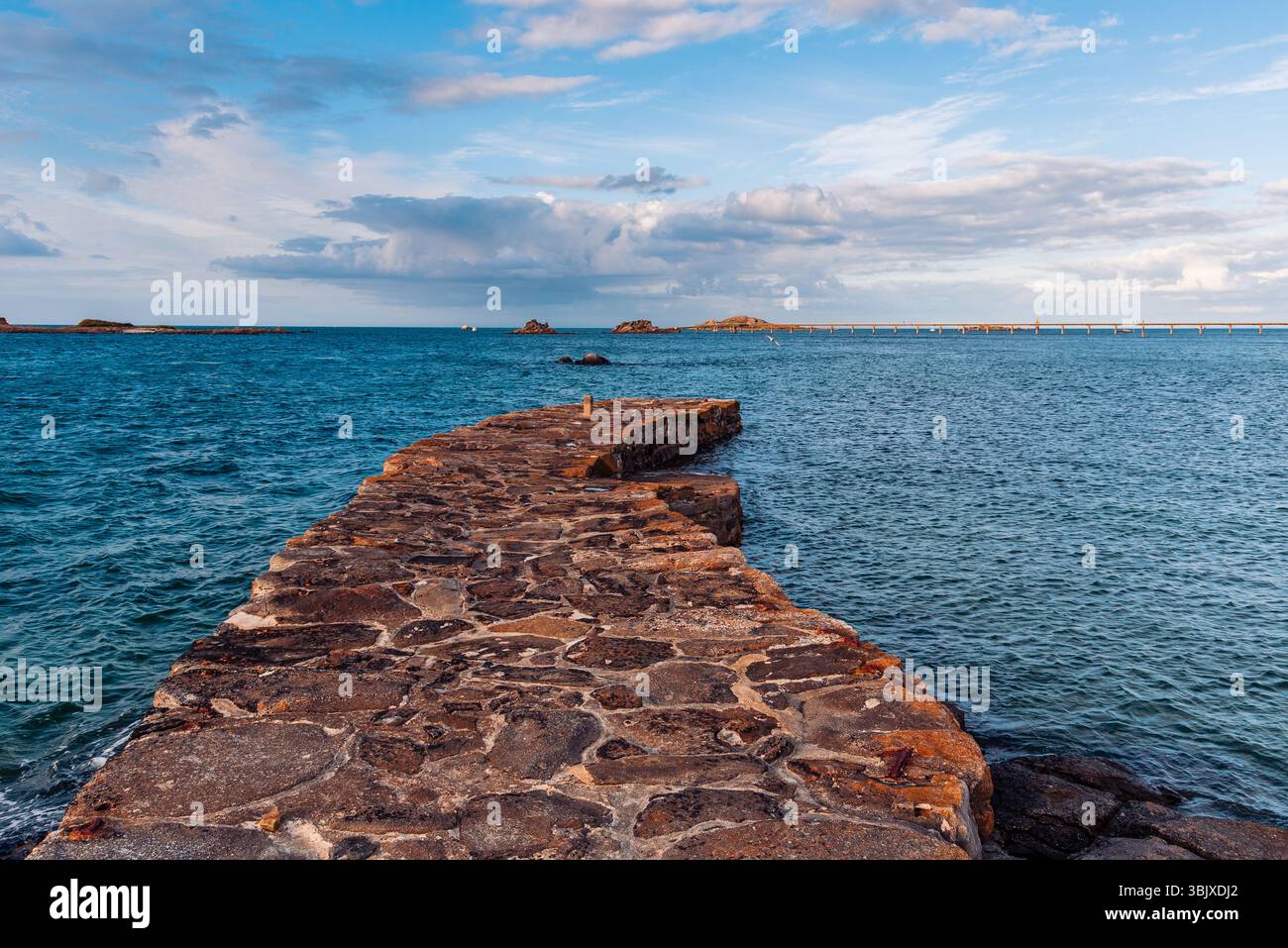 Vue panoramique sur la jetée de pierre dans le front de mer de Roscoff Banque D'Images