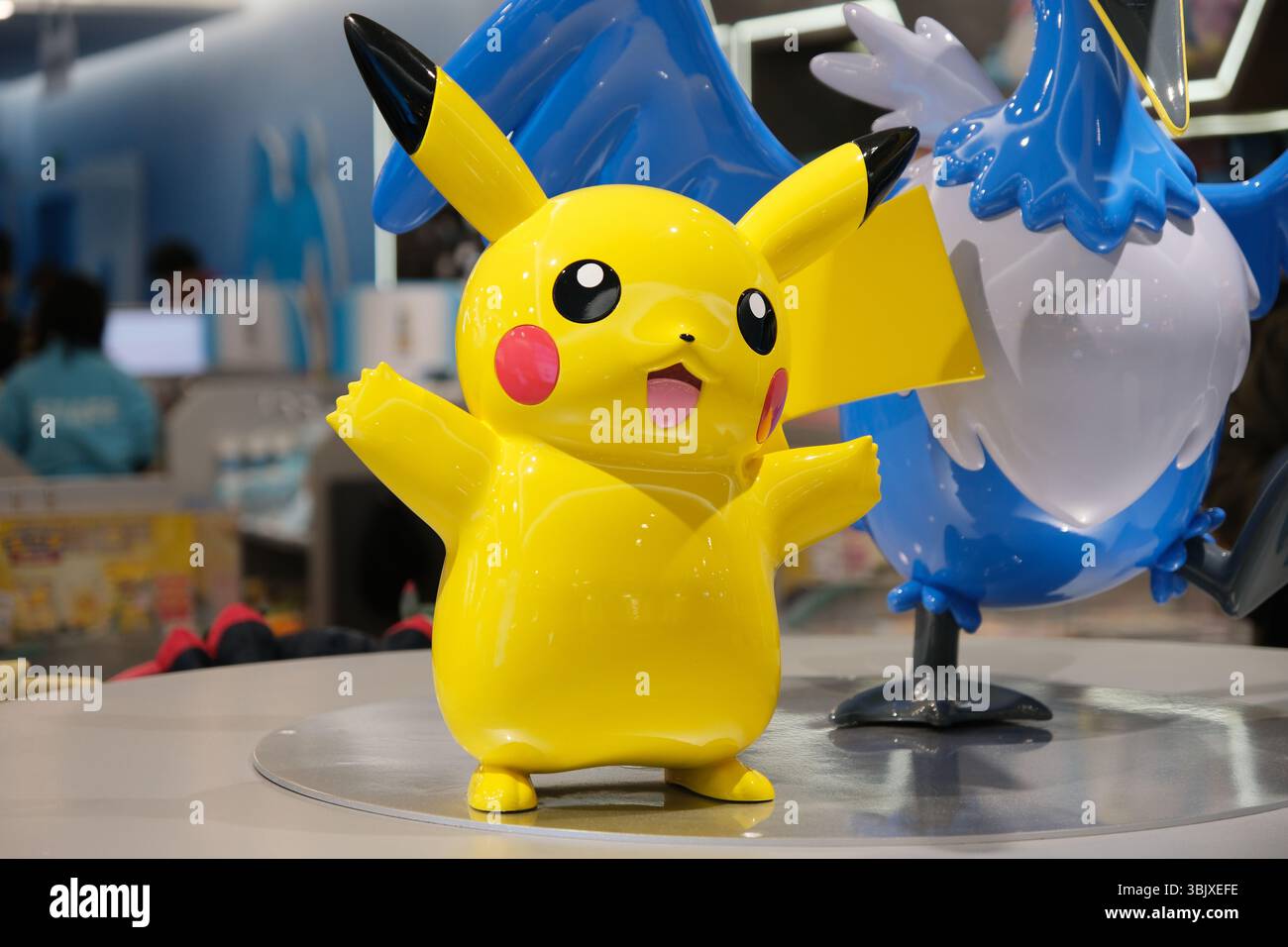 Shanghai, Chine-15 mars 2025 : Pikachu Pokémon jouet en magasin Banque D'Images