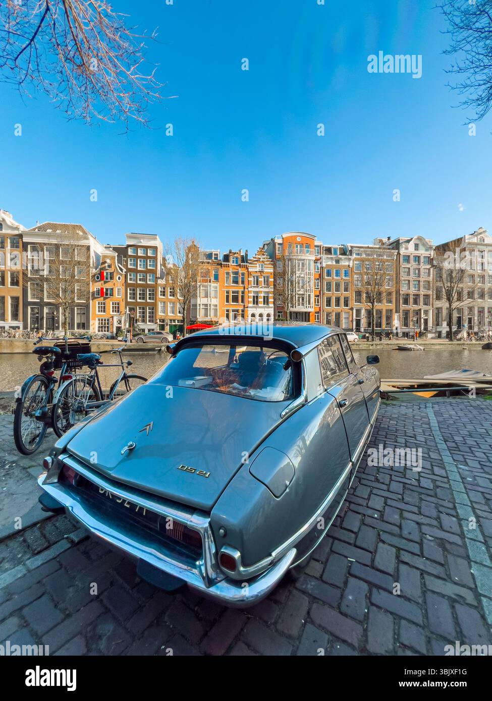 Vintage Citroën DS21 en face du canal d'Amsterdam avec pont et maisons hollandaises Banque D'Images