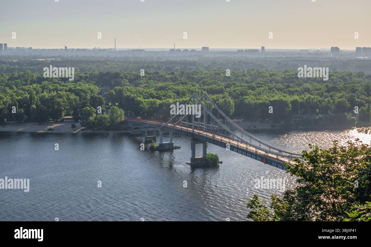 Pont piétonnier à travers le Dniepr à Kiev, Ukraine Banque D'Images