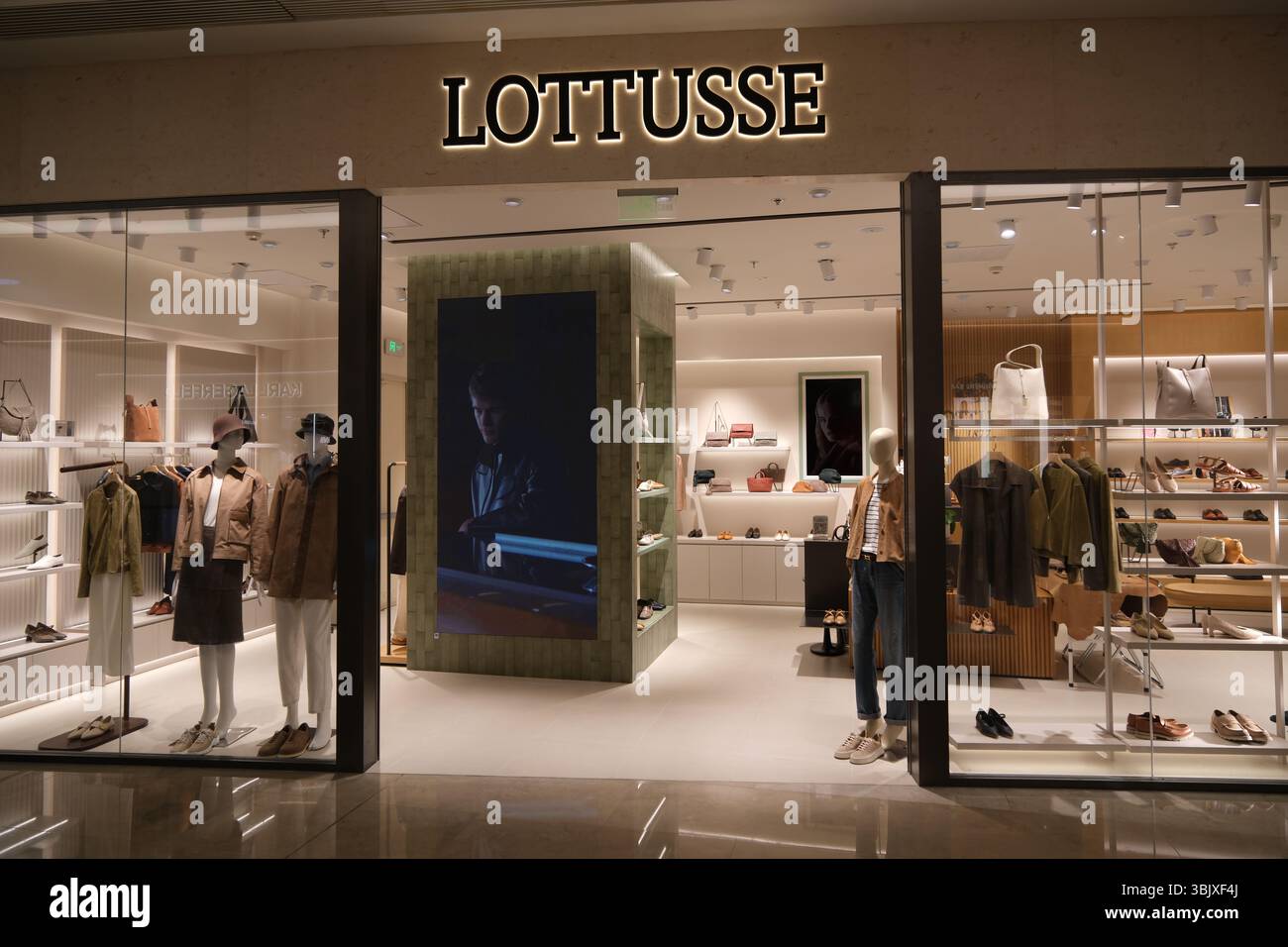 Shanghai, Chine-29 mars 2025 : magasin de marque Lottusse Banque D'Images