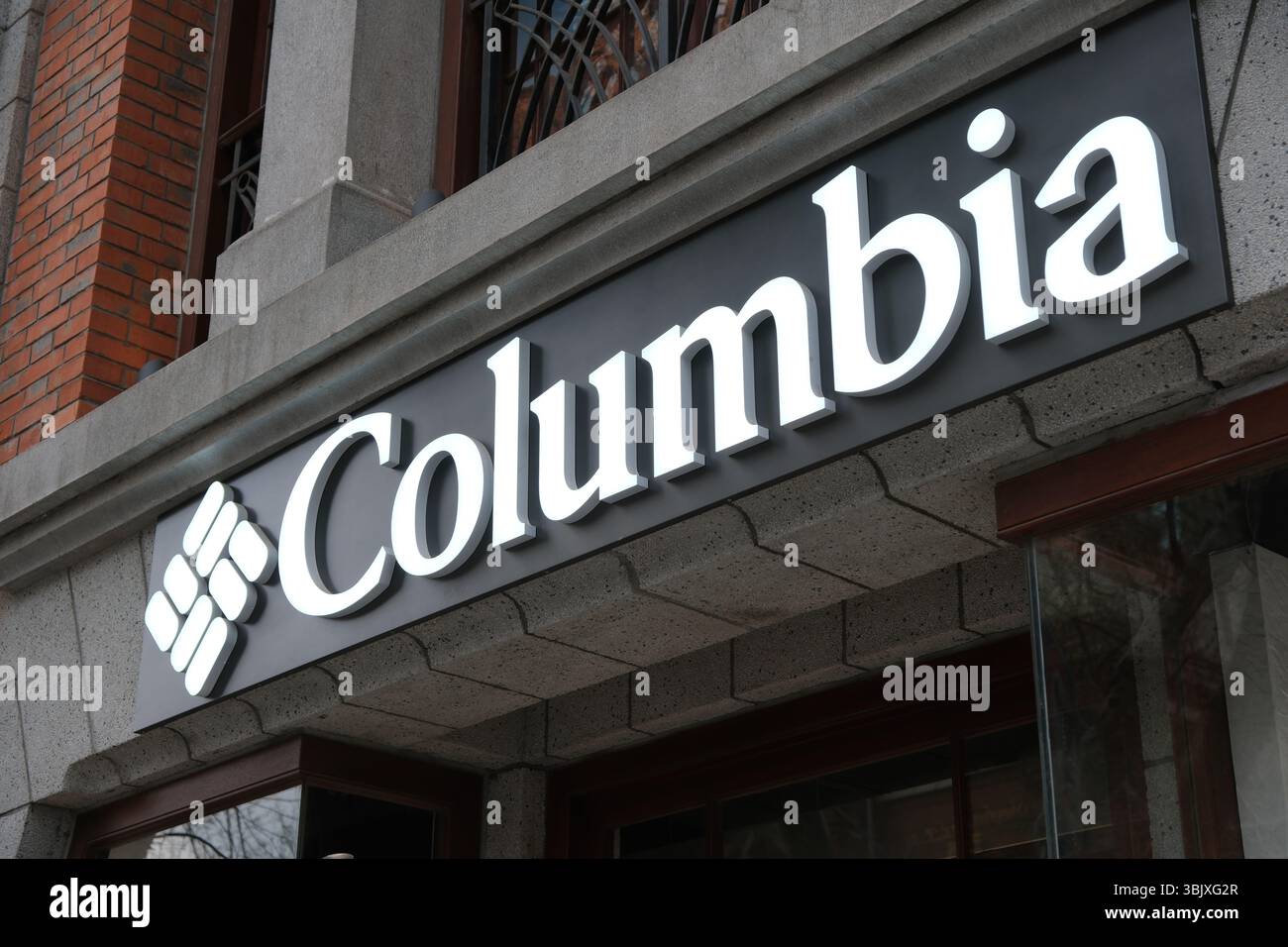 Shanghai, Chine-29 mars 2025 : logo de marque de la société Columbia Sportswear sur le magasin Banque D'Images