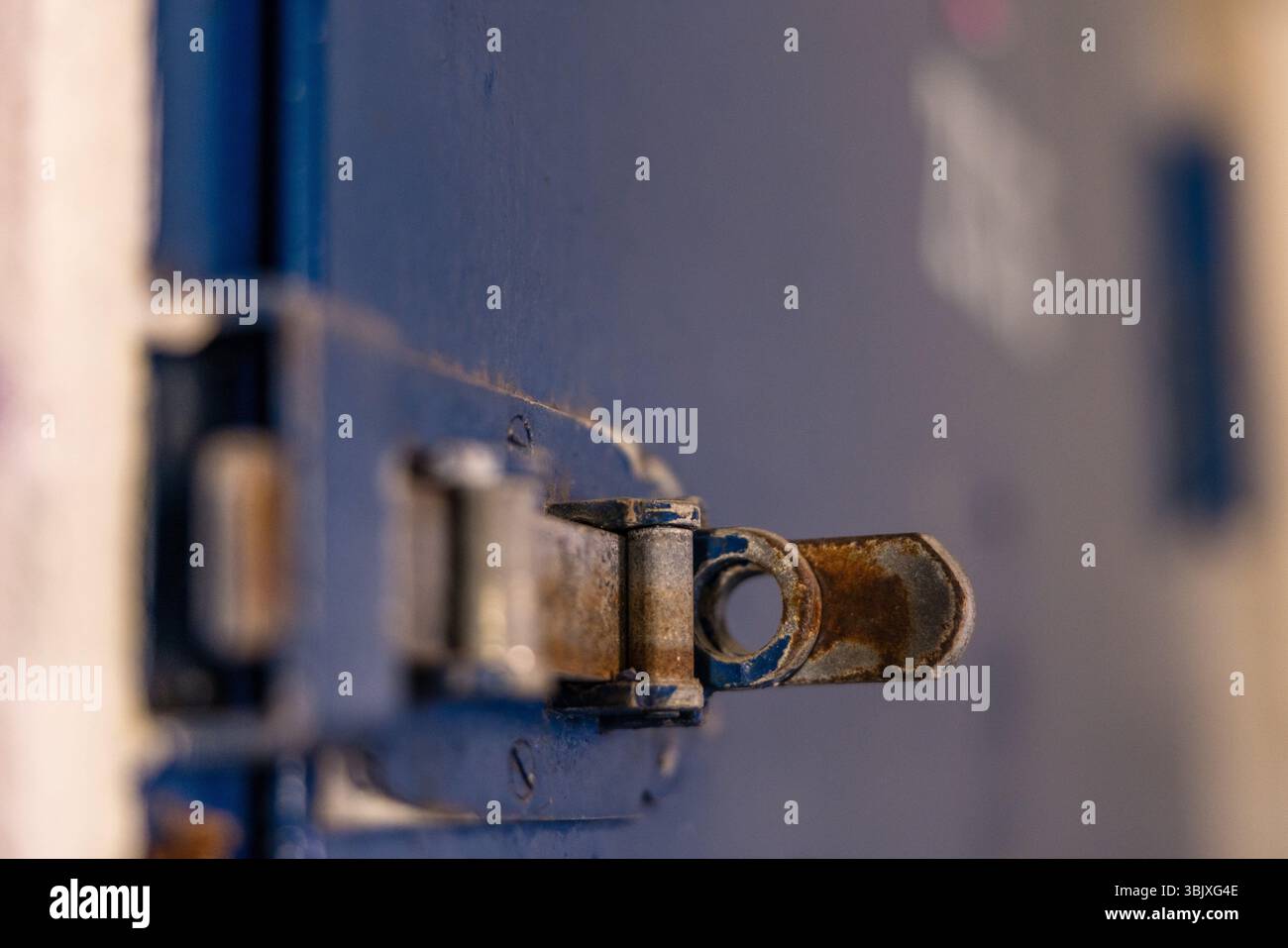 Cottbus, Allemagne. 17 juin 2025. Une serrure sur une seule cellule de la prison de Cottbus. L'ancienne prison a été utilisée comme centre de détention de 1860 à 2002. Pendant les dictatures nazie et SED, de nombreuses personnes y ont été emprisonnées pour des raisons politiques. Des centaines de milliers de personnes sont descendues dans les rues de la RDA il y a 72 ans pour protester contre le régime. Il y a eu violence et arrestations. Crédit : Frank Hammerschmidt/dpa/Alamy Live News Banque D'Images