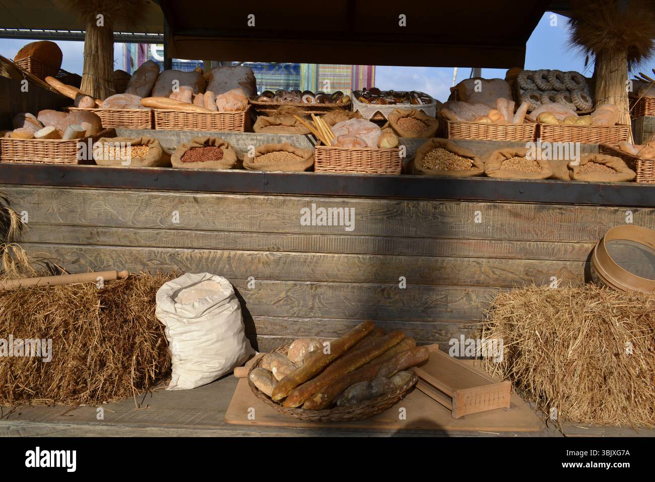 Les étals traditionnels italiens situés le long de la rue principale Decumano créée par Dante Ferretti. Produits agricoles italiens, de boulangerie sur eux. Banque D'Images