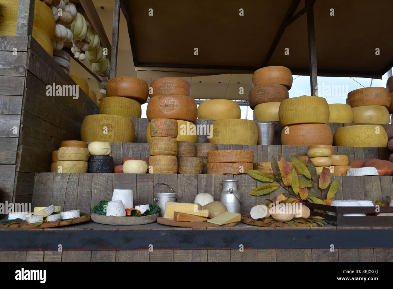 Les étals traditionnels italiens situés le long de la rue principale Decumano créée par Dante Ferretti. Les fromages 'Made in Italy' affichés semblent réels. Banque D'Images