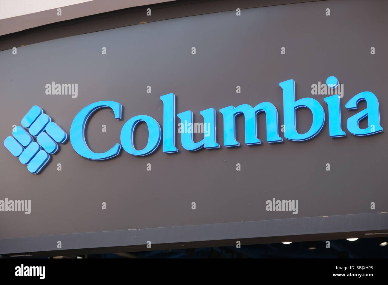 Shanghai, Chine-5 avril 2025 : logo de la société de marque Columbia Sportswear Banque D'Images