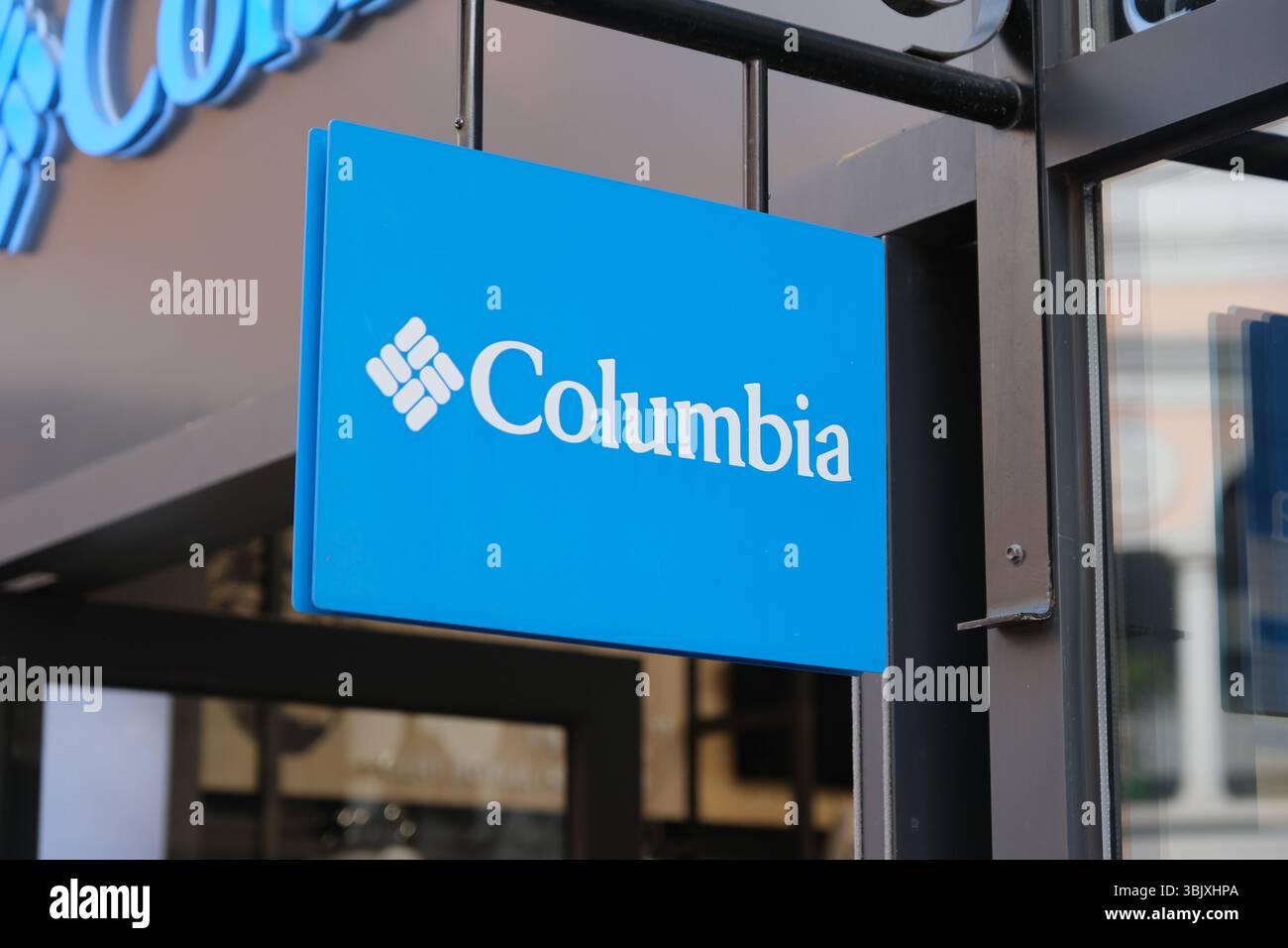 Shanghai, Chine-5 avril 2025 : logo de la société de marque Columbia Sportswear sur le magasin Banque D'Images