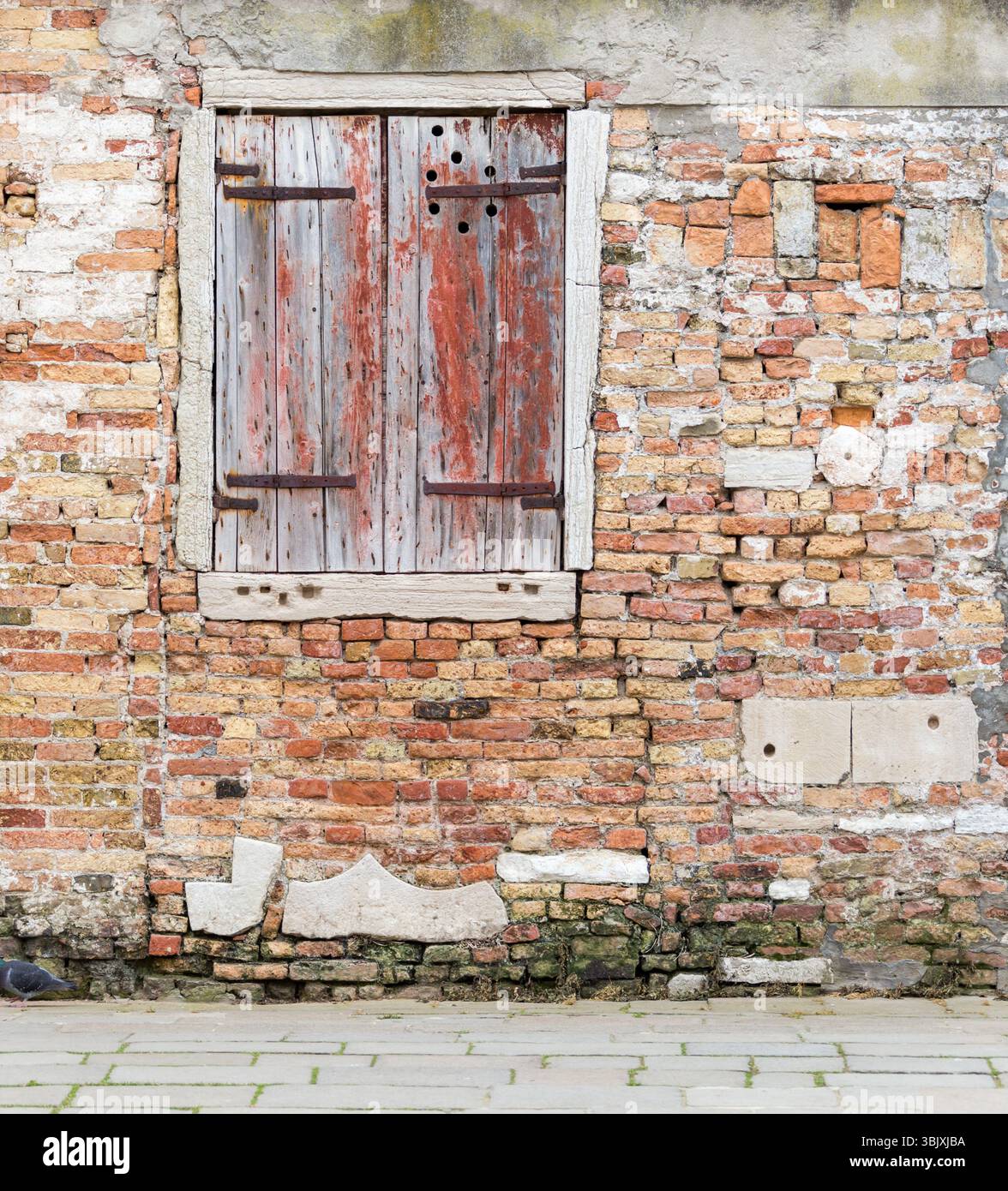 Vieux mur de briques avec fenêtre en bois vintage Banque D'Images
