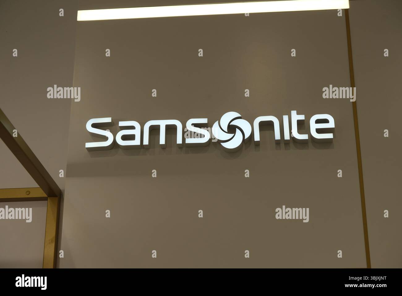 Shanghai, Chine-5 avril 2025 : logo de marque de la société Samsonite Banque D'Images