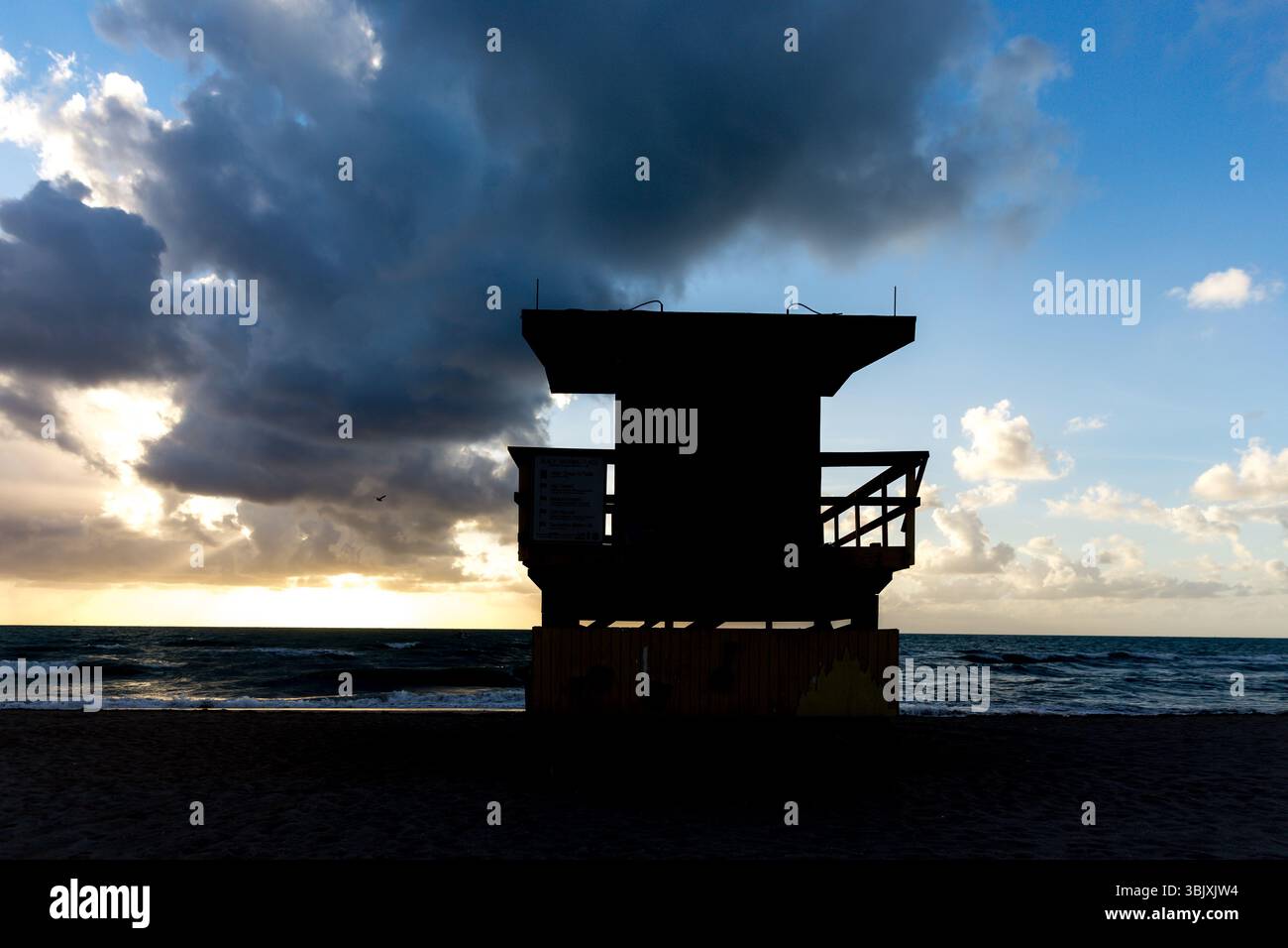 Silhouette de cabane de patrouille de garde-nageurs en Californie pendant le coucher du soleil Banque D'Images