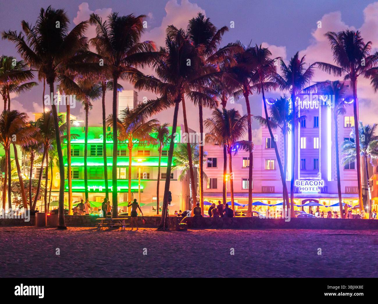 Miami Beach, États-Unis - 10 septembre 2019 : Ocean Drive à Miami Beach au coucher du soleil. Horizon de la ville avec des palmiers au crépuscule. Art déco sur S Banque D'Images