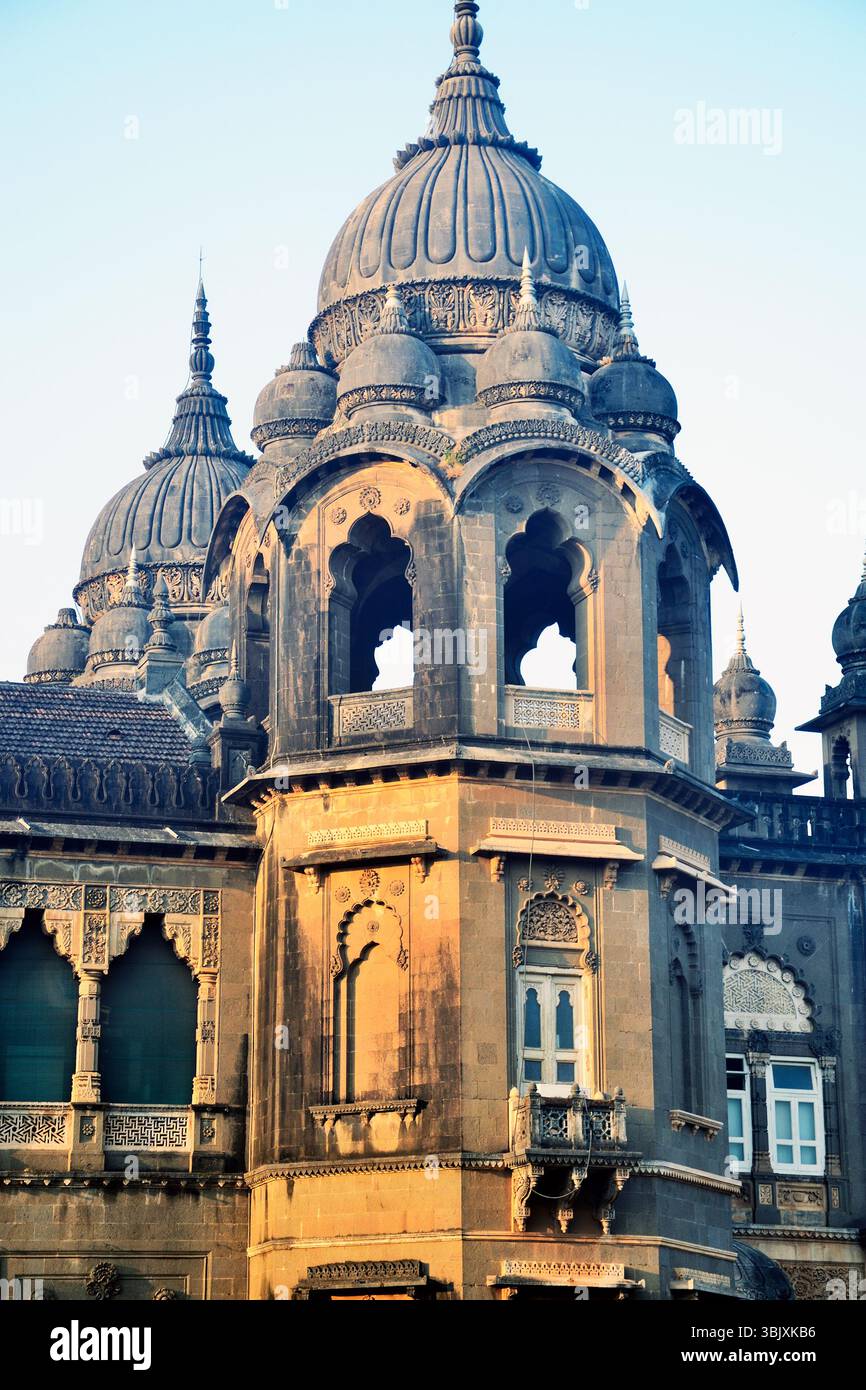 Vue partielle du Nouveau Palais, construit en pierre polie noire et a pris 7 ans à compléter, est situé à Kolhapur, Maharashtra, Inde Banque D'Images