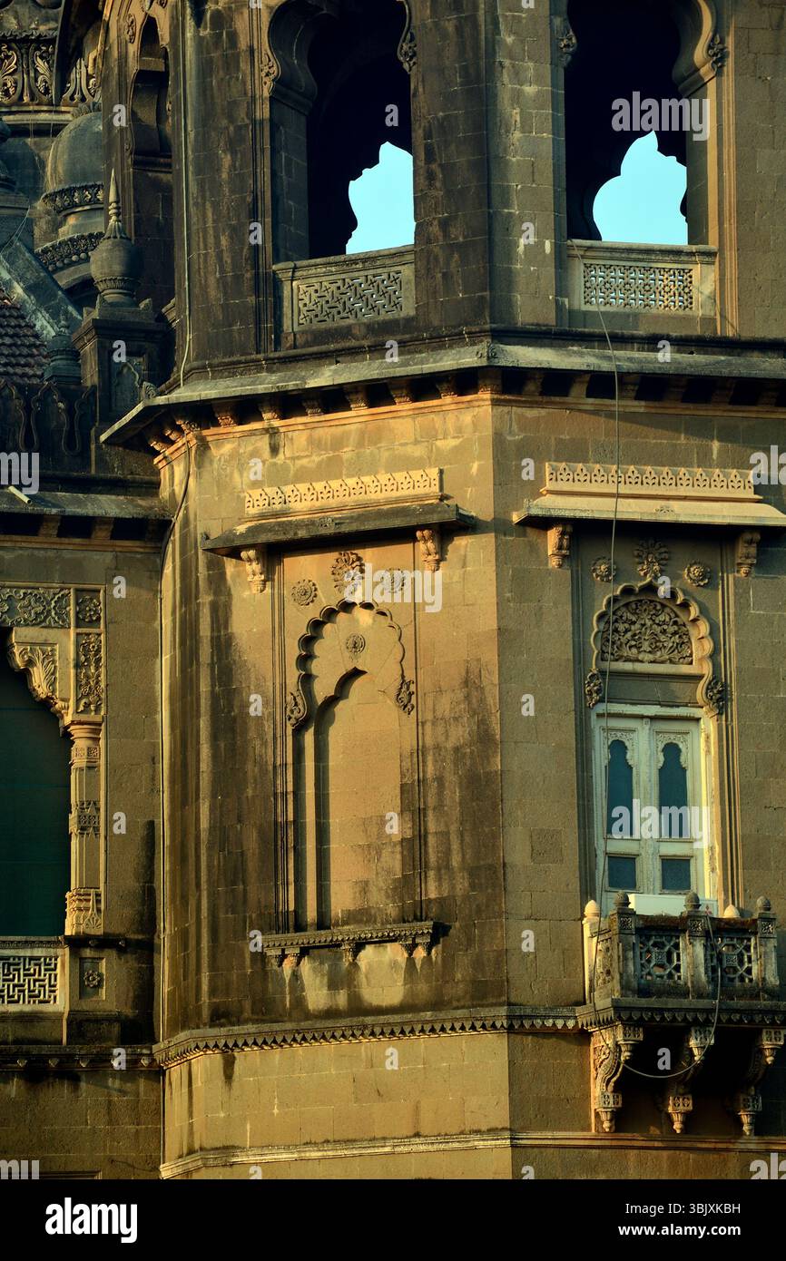 Vue partielle du Nouveau Palais, construit en pierre polie noire et a pris 7 ans à compléter, est situé à Kolhapur, Maharashtra, Inde Banque D'Images