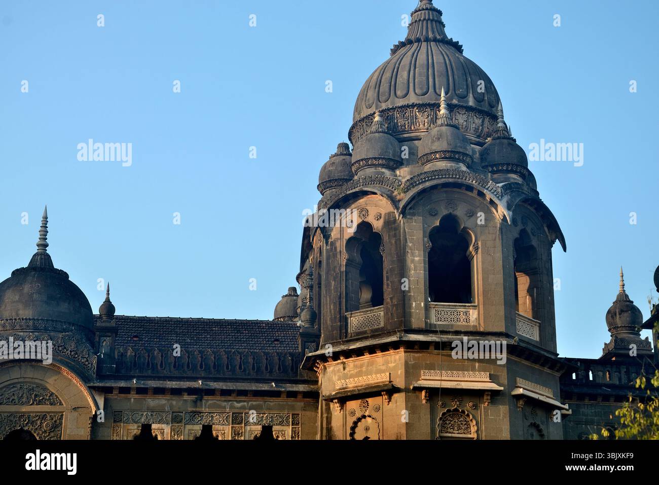 Vue partielle du Nouveau Palais, construit en pierre polie noire et a pris 7 ans à compléter, est situé à Kolhapur, Maharashtra, Inde Banque D'Images