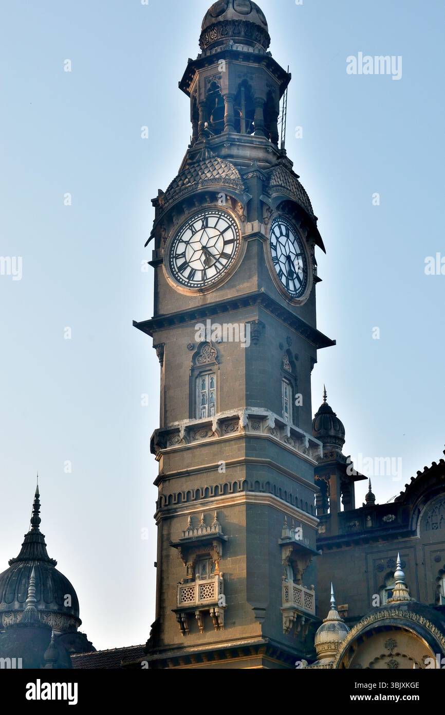 Vue partielle du Nouveau Palais, construit en pierre polie noire et a pris 7 ans à compléter, est situé à Kolhapur, Maharashtra, Inde Banque D'Images