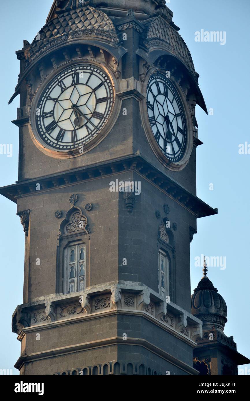 Vue partielle du Nouveau Palais, construit en pierre polie noire et a pris 7 ans à compléter, est situé à Kolhapur, Maharashtra, Inde Banque D'Images