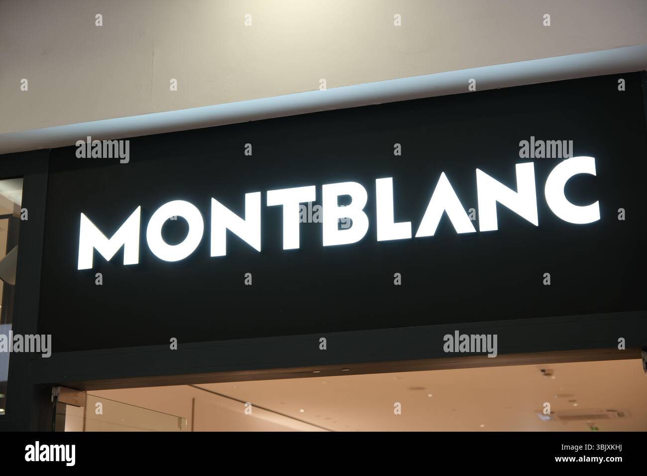 Shanghai, Chine-5 avril 2025 : logo de la société de marque Montblanc sur le magasin Banque D'Images